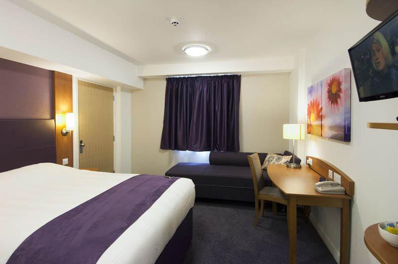 Premier Inn Hemel Hempstead Central ภายนอก รูปภาพ