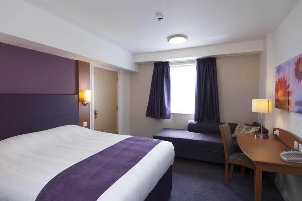 Premier Inn Hemel Hempstead Central ภายนอก รูปภาพ